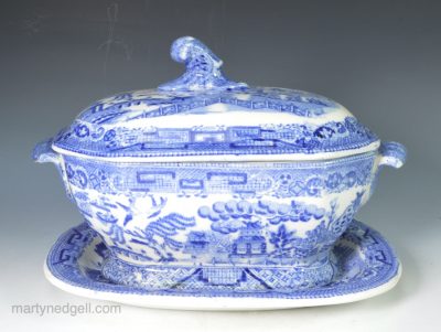Pearlware pottery sauce tureen and stand decorated with the Willow pattern, circa 1820