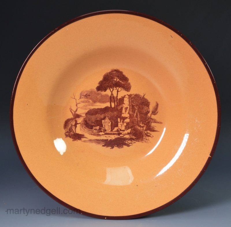 Small chalcedony decorated shallow bowl or plate, circa 1820 Don Pottery Yorkshire, one of four