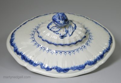 Wedgwood pearlware pottery tureen lid from a Mared pattern service, circa 1790