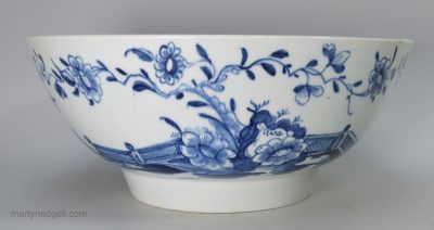 Lowestoft porcelain bowl, circa 1760