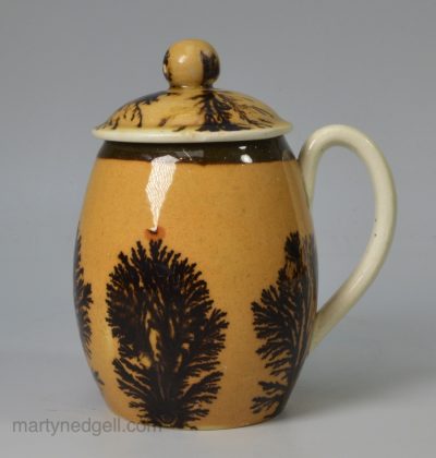 Pearlware pottery mustard pot with mocha dendritic decoration, circa 1820