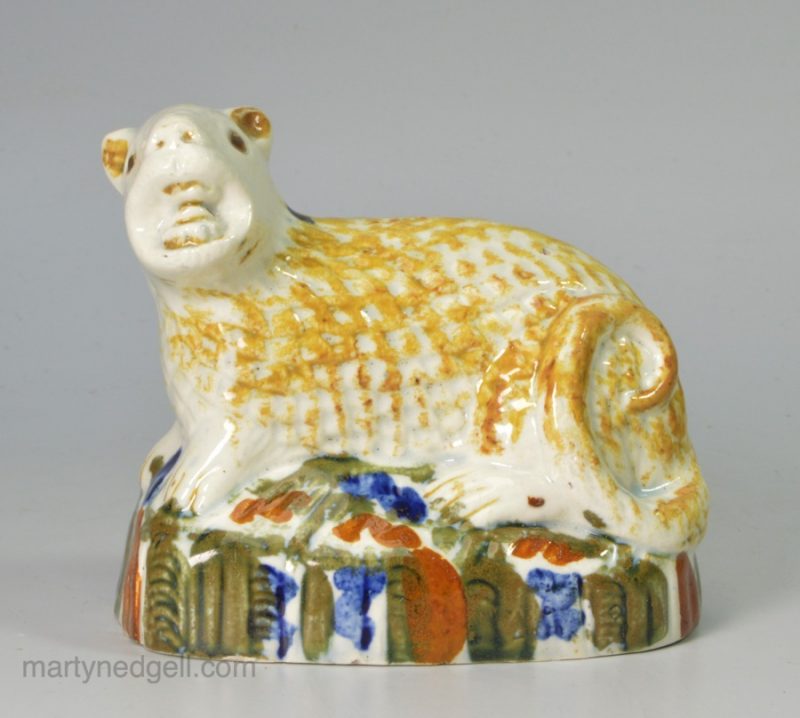 Prattware pottery figure of a vicious lion, circa 1800