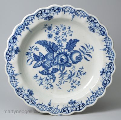 Small Worcester porcelain plate printed with the pine cone pattern, circa 1780