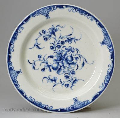 Worcester porcelain small plate/stand painted in the Mansfield pattern, circa 1770