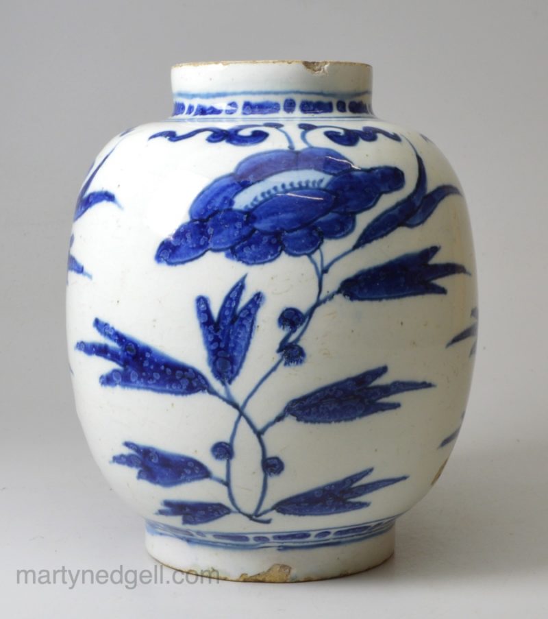 Dutch Delft jar, circa 1680 De Drie Vergulde Astonnen