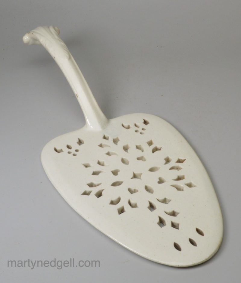 Wedgwood creamware pottery cake slice, circa 1820