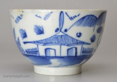 Pearlware pottery teabowl painted in underglaze blue, circa 1790