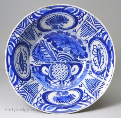 Small Dutch Delft bowl decorated in Kraak style, circa 1680