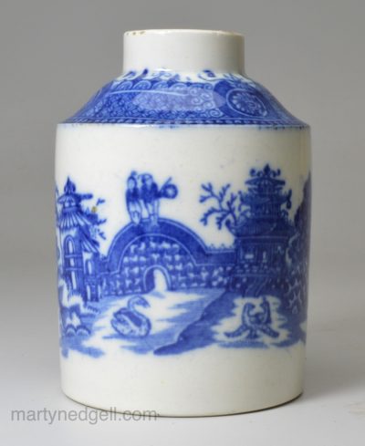 Small pearlware pottery tea canister decorated with blue chinoiserie pattern under the glaze, circa 1810