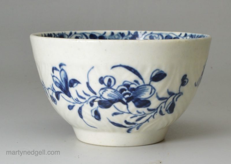 Worcester porcelain tea bowl painted with the feather Mould Floral pattern, circa 1765