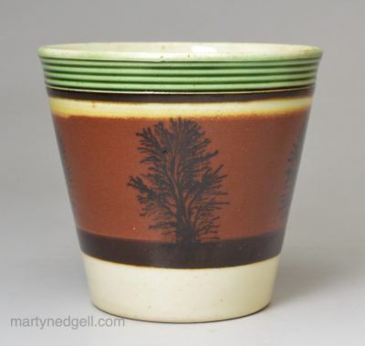 Creamware pottery beaker with a dendritic mocha decoration, circa 1820