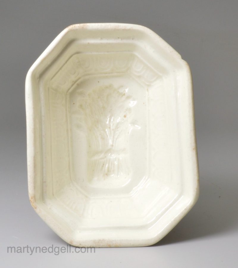 Small creamware pottery food mould, circa 1820, Don Pottery