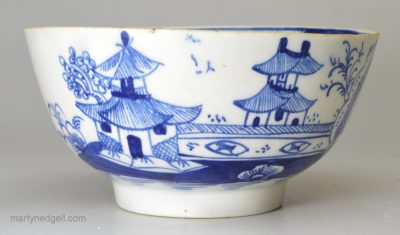 Small Lowestoft porcelain slow bowl, circa 1780