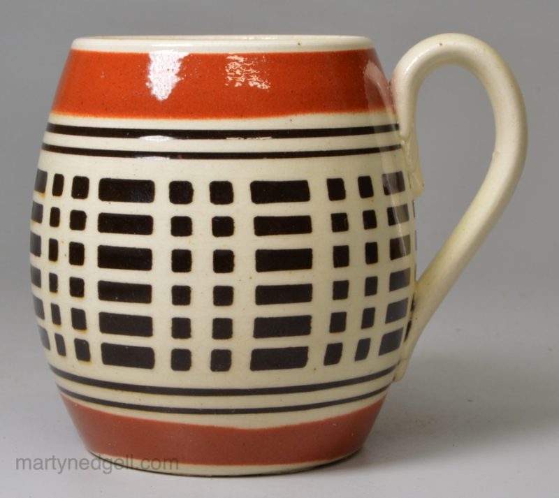 Mochaware creamware mustard pot with an inlaid slip decoration, circa 1820