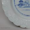 Bristol delft bianco sopra bianco charger, circa 1750