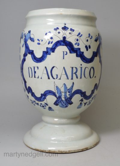 French tin glazed pottery apothecary jar 'P DE AGARICO', circa 1720, Probably Lille