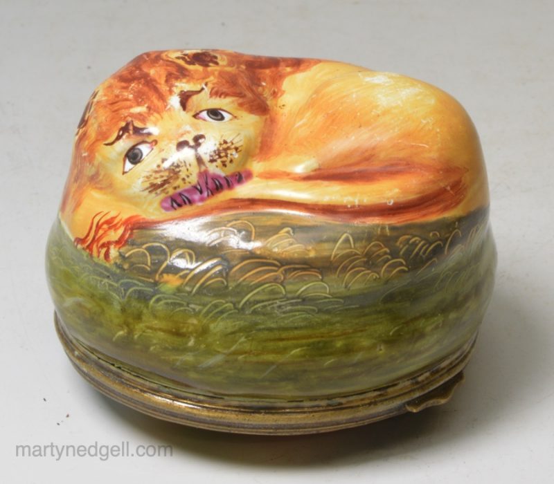 Bilston enamel bonbonniére moulded as a lion, circa 1780