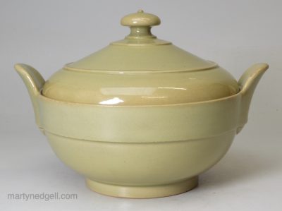 Wedgwood drabware pottery sugar basin and cover, circa 1820