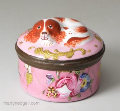 Bilston enamel bonbonniére moulded with a spaniel, circa 1770