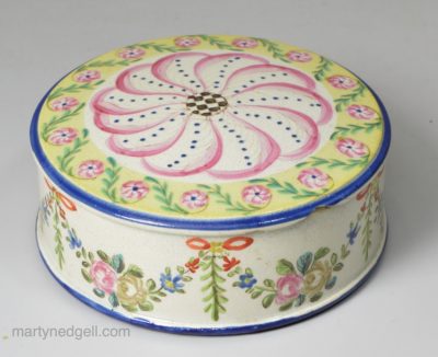 Preamware pottery snuff box painted with overglaze enamels, circa 1800