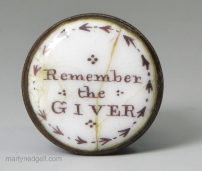 Bilston enamel pill box 'Remember the GIVER', circa 1780