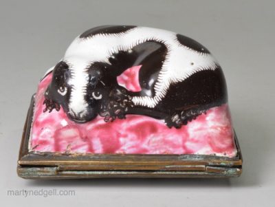 Bilston enamel snuff box moulded with spaniel, circa 1780