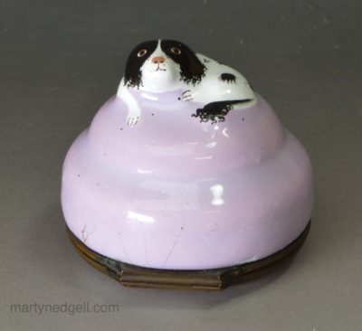 Bilston enamel bonbonniére moulded as a spaniel, circa 1780