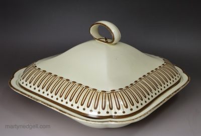 Wedgwood creamware pottery vegetable tureen & cover, circa 1800