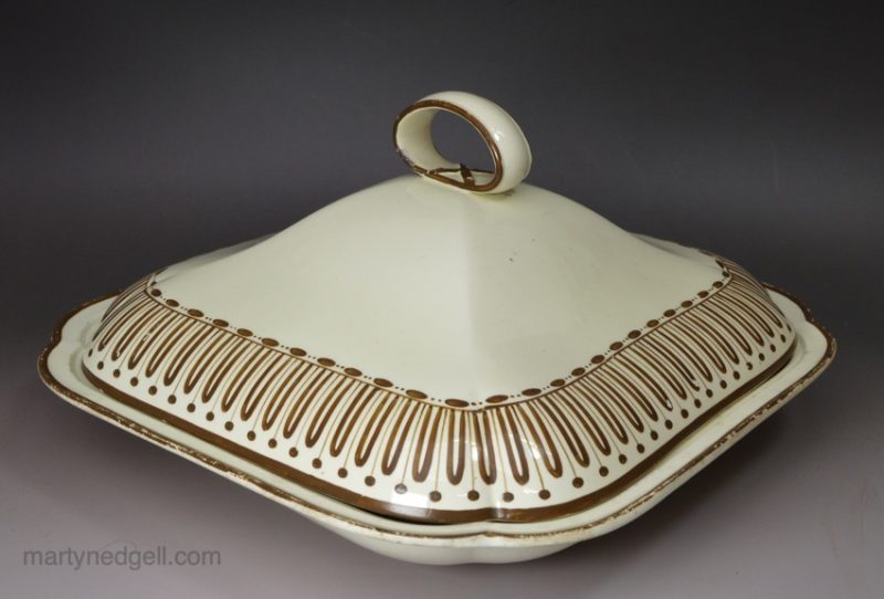 Wedgwood creamware pottery vegetable tureen & cover, circa 1800