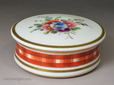 English porcelain snuff box, circa 1830-50