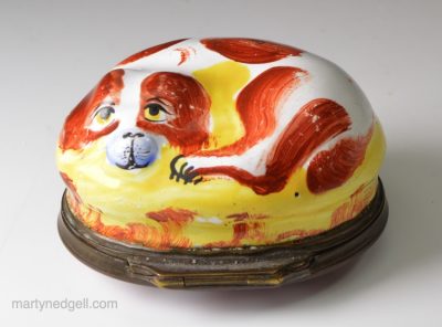 Bilston enamel bonbonnière moulded as a spaniel, circa 1770