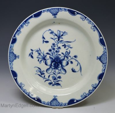 Worcester porcelain plate painted with the Mansfield pattern, circa 1770