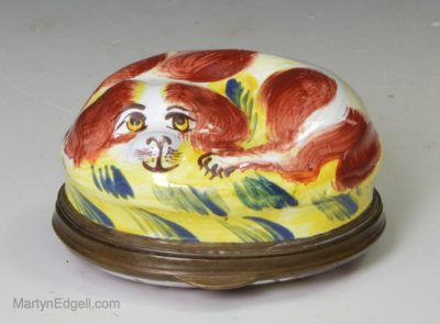 Bilston enamel bonbonnière moulded as a spaniel, circa 1770