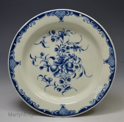 Worcester porcelain plate painted with the Mansfield pattern, circa 1770