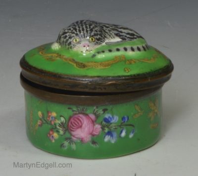Bilston enamel patch box moulded with a cat on the lid, circa 1770