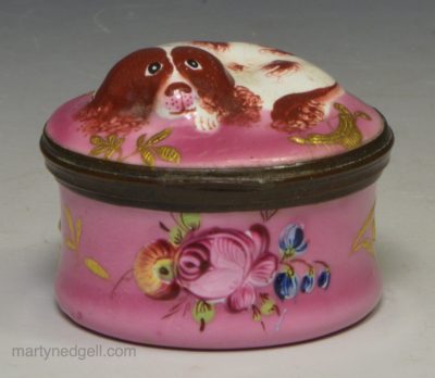 Bilston enamel snuff box moulded with a spaniel on the lid, circa 1780