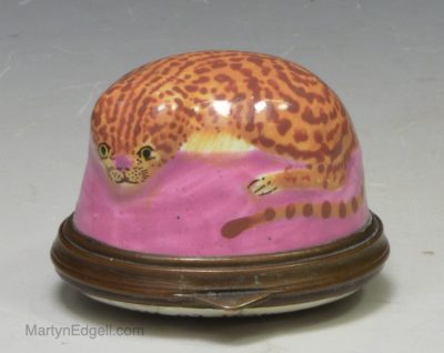 Bilston enamel bonbonnière moulded as a cheetah, circa 1780