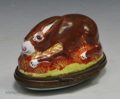 Bilston enamel rabbit enamel bonbonnière, circa 1780