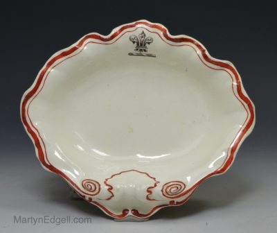 Leeds pottery creamware pickle dish decorated with a family crest, circa 1790