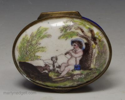 Bilston enamel patch box decorated with a child playing the flute, circa 1780